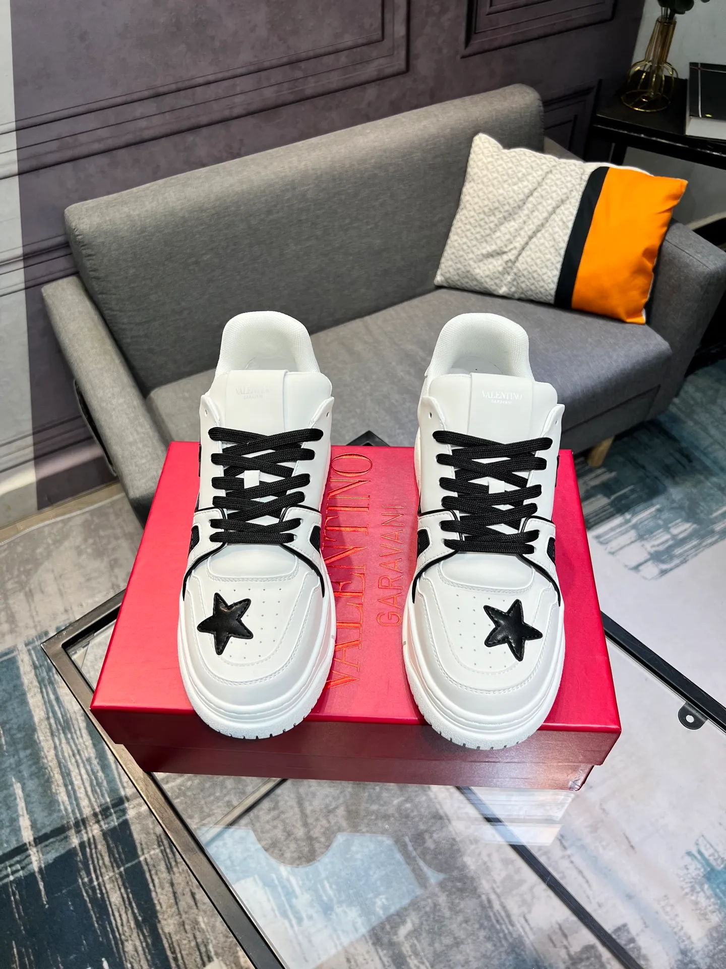 Men's Men's Shoes 💰660 Valentino 2023 early autumn new star shoes are now online! Wang Hedi and Ren Jialun have been worn by many celebrities. Who can refuse the same couple shoes as Wang Hedi! The design of Stars Stab My Heart is cool and spicy. The material of the shoes is cowhide, and every color is beautiful! Size 35-40, men’s size 39-44 (women’s 41, men’s 38, 45🉑️customized)